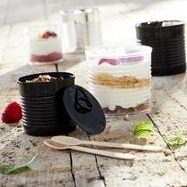 Becher und Behälter für Fruchtsalat und Desserts