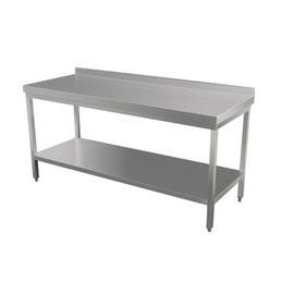 Metallregale und Küchentische