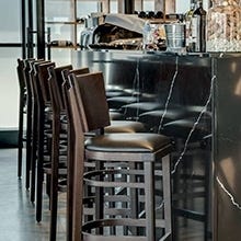 Stühle und Hocker für die Bar